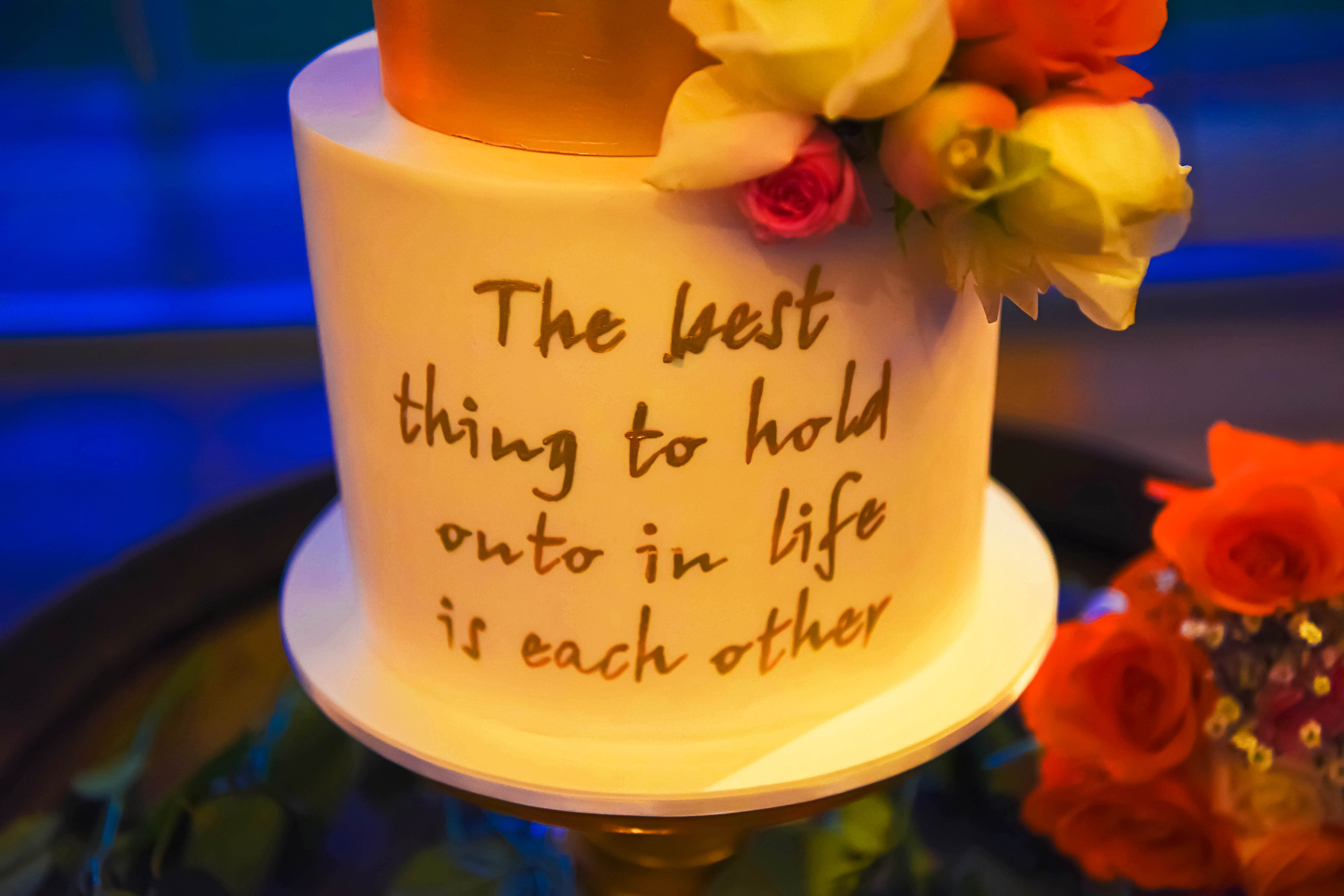 inspirartional quote on the wedding cake