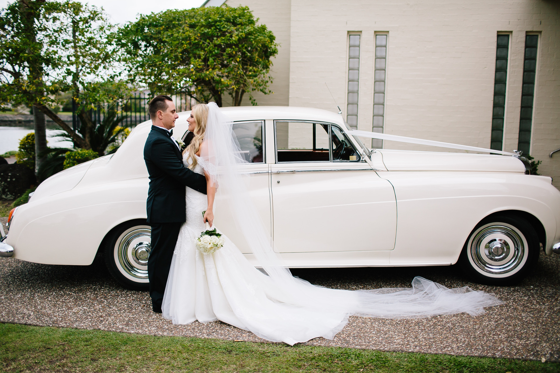 Gold coast wedding car with bride and groom