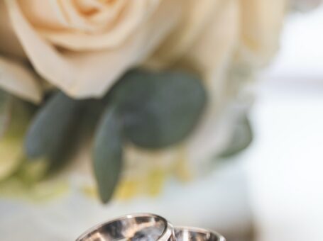 4 tips on how to choose a ring for him