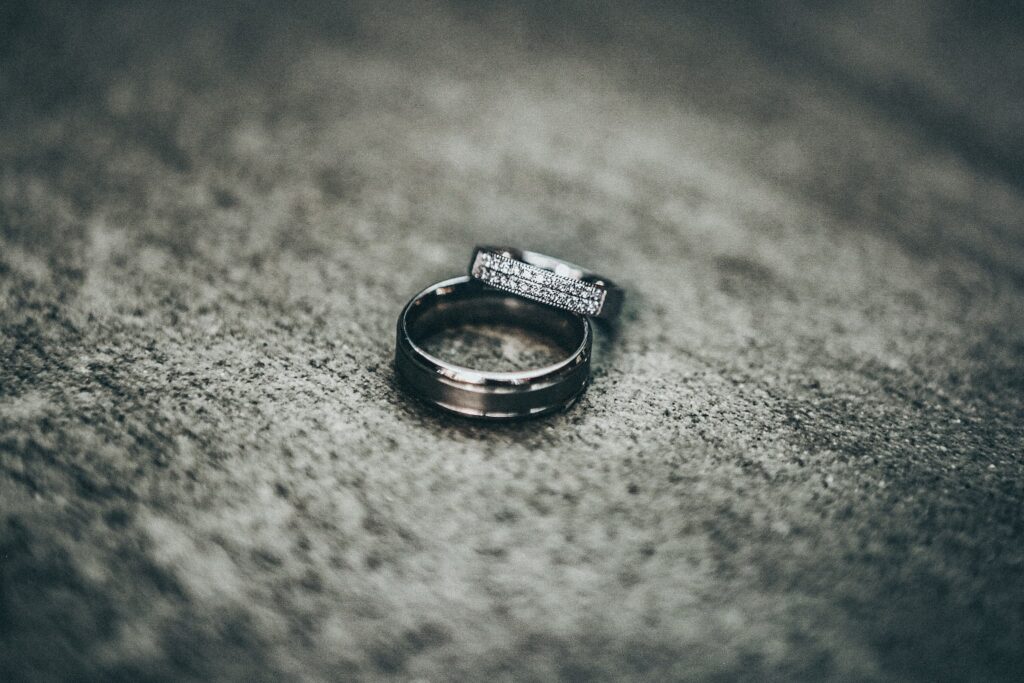 4 tips on how to choose a ring for him